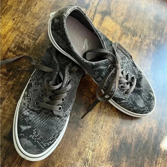 VANS | women’s suede snakeskin lace up classic sneakers. Size: 8 - Picture 1 of 11